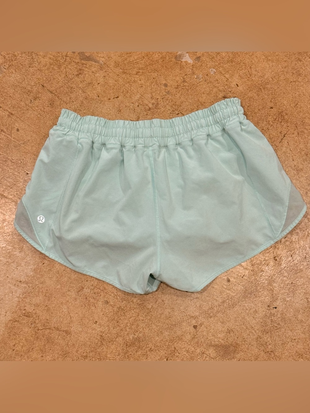 Lululemon Hotty Hot Short II (2.5") Toothpaste color size 6